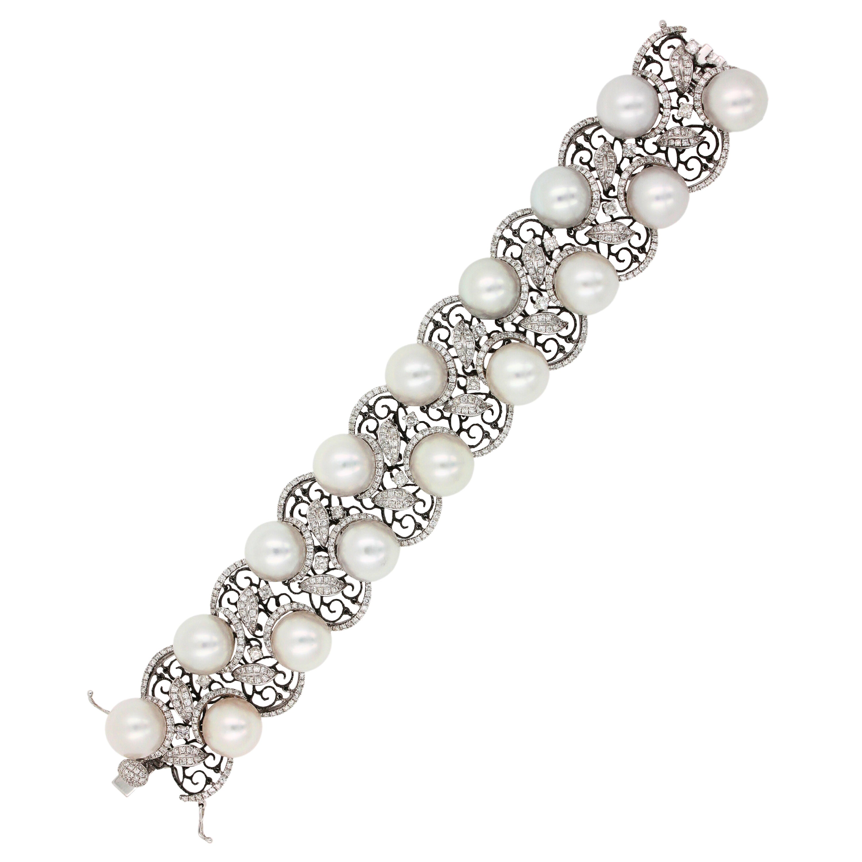 Bracelet en or blanc 18 carats avec perles des mers du Sud et diamants en vente