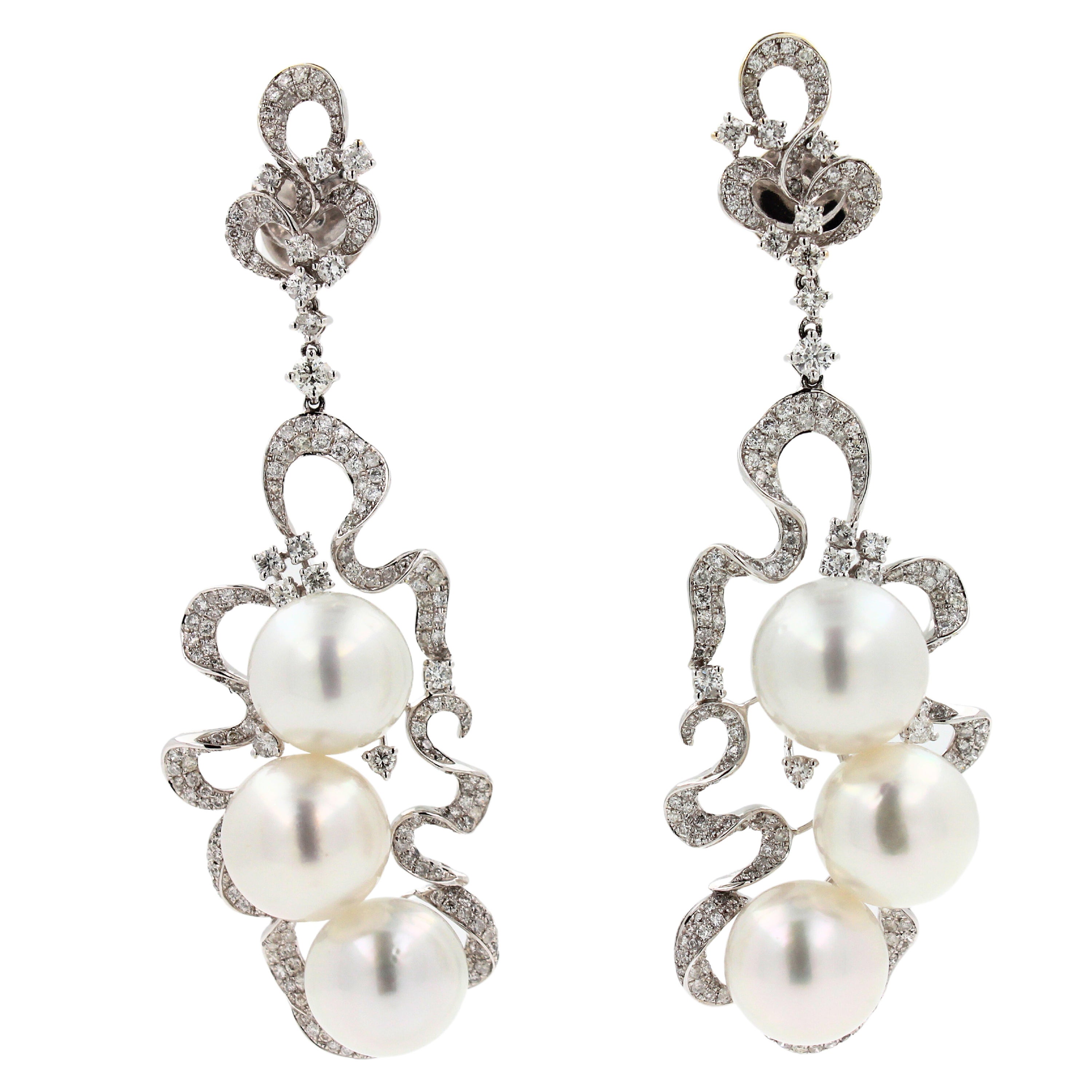 Boucles d'oreilles en or blanc 18 carats avec perles des mers du sud et diamants en vente
