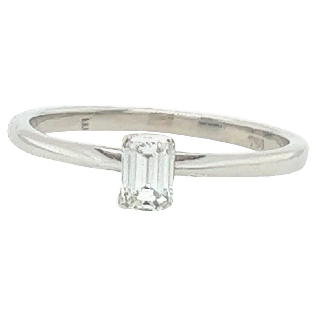 18ct White Gold Diamond Solitaire Ring Set With 0.20ct F-VS1 Emerald cut Diamond For Sale