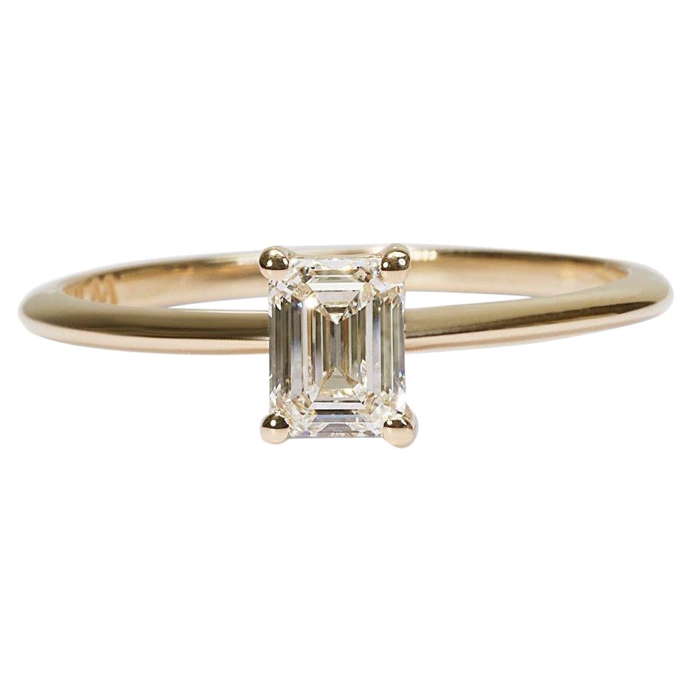 Magnifique bague avec un éblouissant diamant naturel de taille émeraude de 0,90 carat