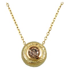 Pendentif rond en or jaune texturé 18 carats avec diamant Brown par K.MITA