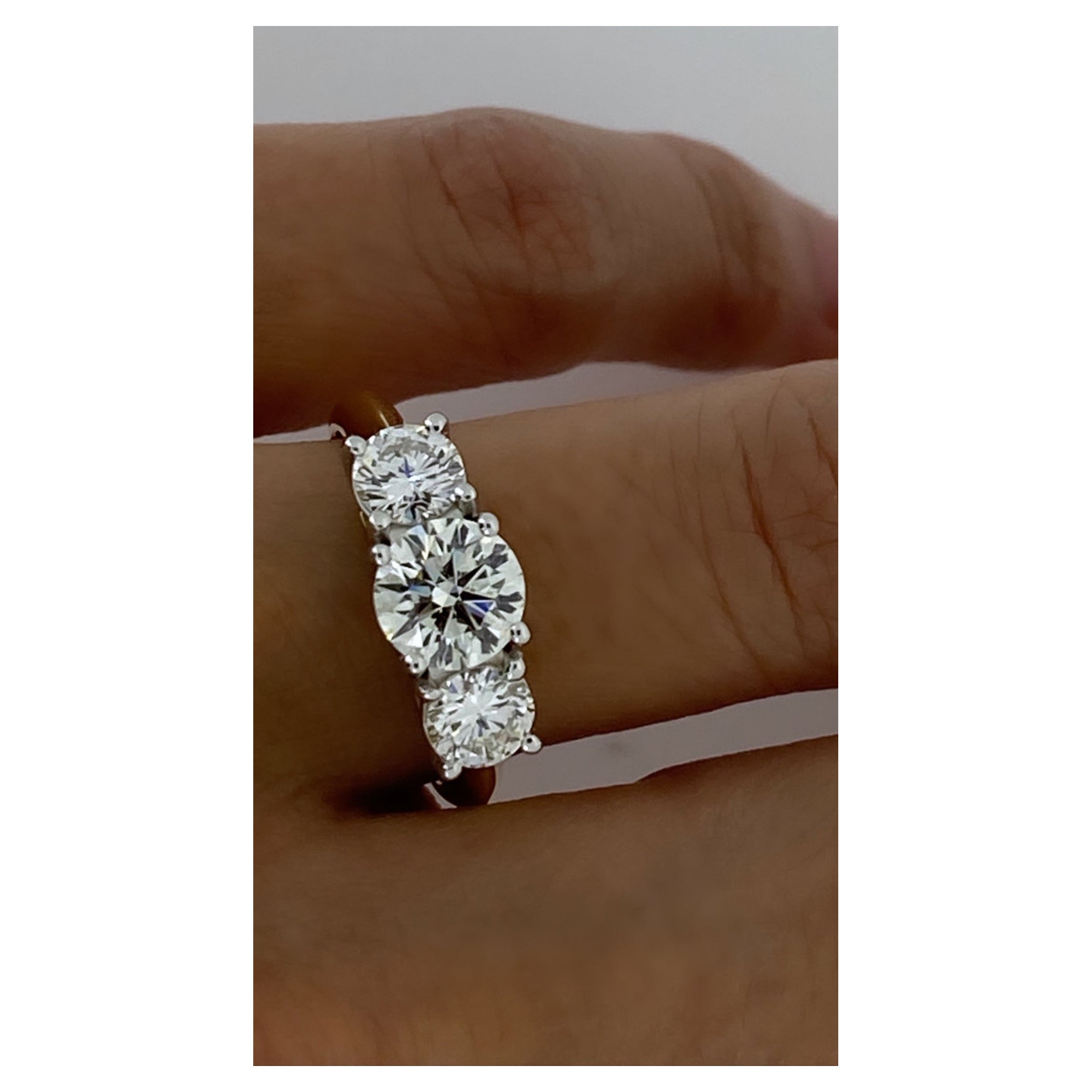 Superb 2.05ct 3-Stone Diamond Ring in 18K Gold. Center stone: 1.05ct, Ideal Cut. For Sale