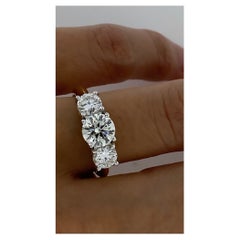 Superb 2.05ct 3-Stone Diamond Ring in 18K Gold. Center stone: 1.05ct, Ideal Cut.