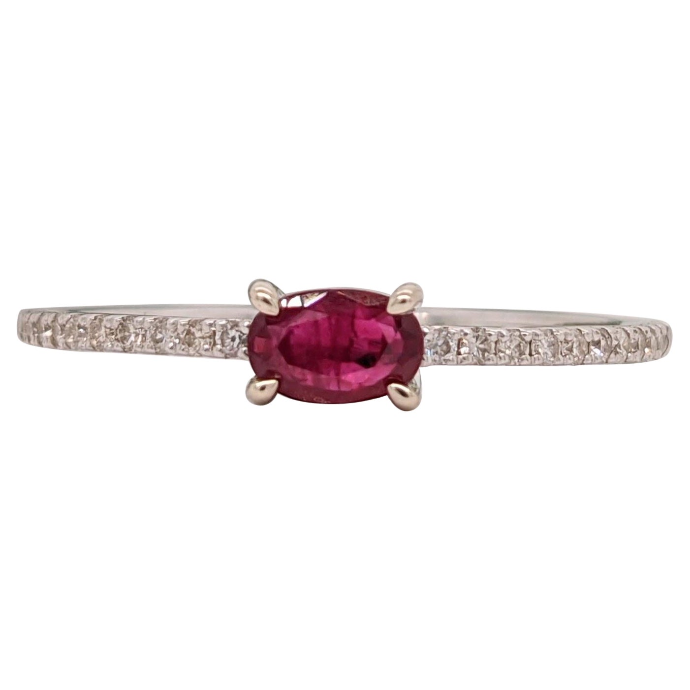 Ring mit Rubinring mit natürlichem Pave-Diamant-Schnabel aus 14K Weißgold Ost-West-Oval 5x4mm im Angebot