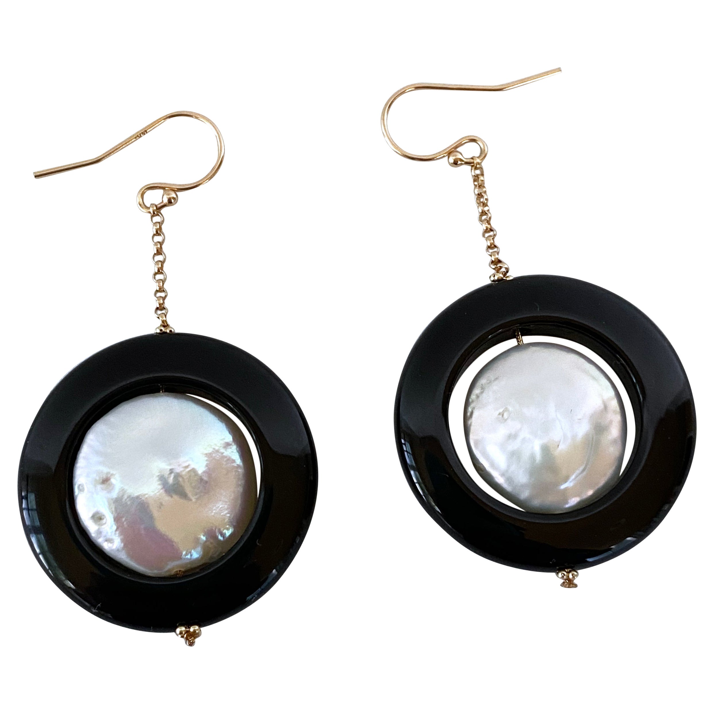 Boucles d'oreilles pendantes en or jaune 14k, perles et onyx noir, Marina J. en vente