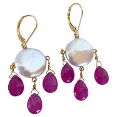 Boucles d'oreilles chandelier en rubis, perles de monnaie et or jaune 14k massif de Marina J.