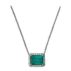 AGL-zertifizierter kolumbianischer Smaragd und Diamant-Halo-Anhänger-Halskette 