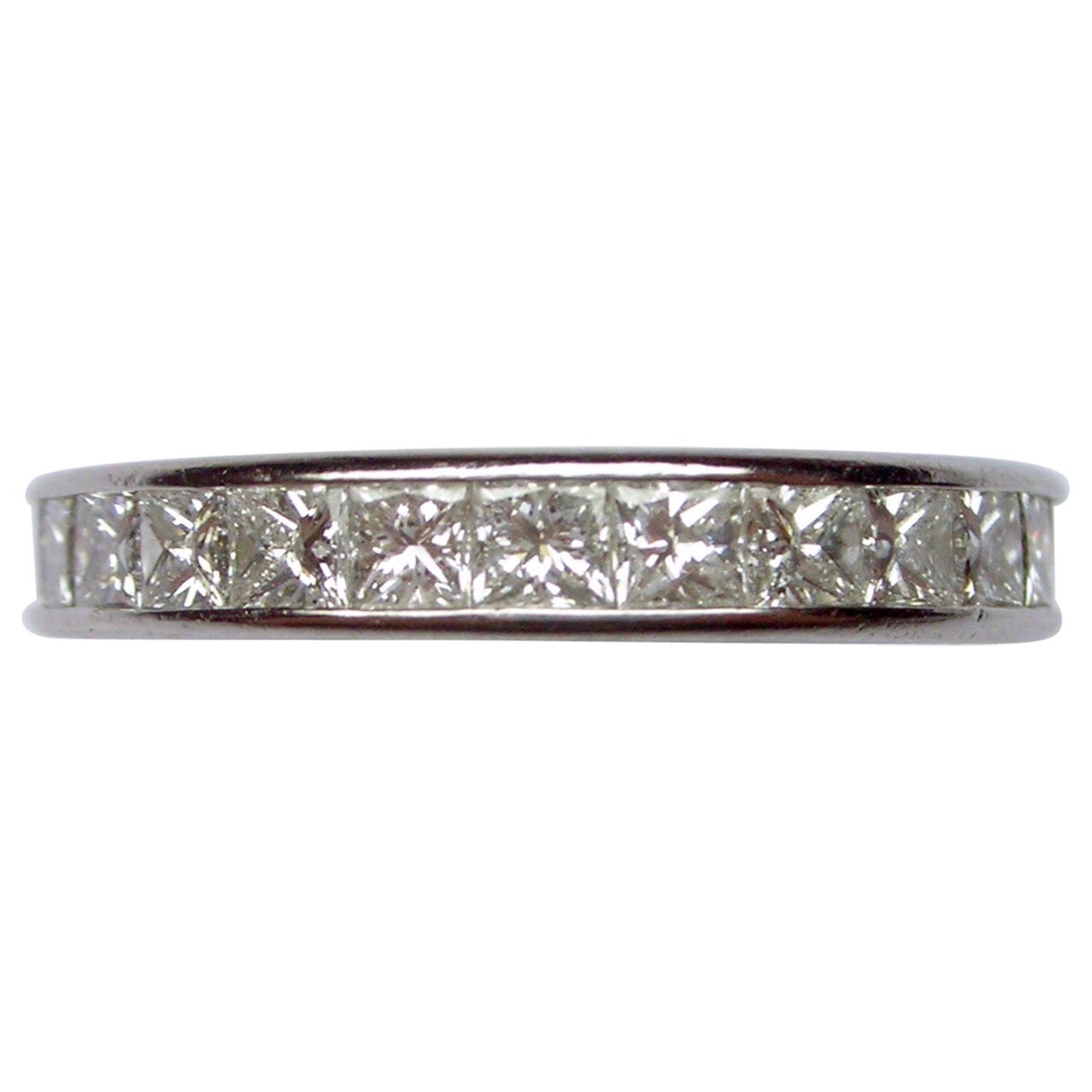 Eternity-Ring aus Platin mit Diamanten im Prinzessinnenschliff im Angebot