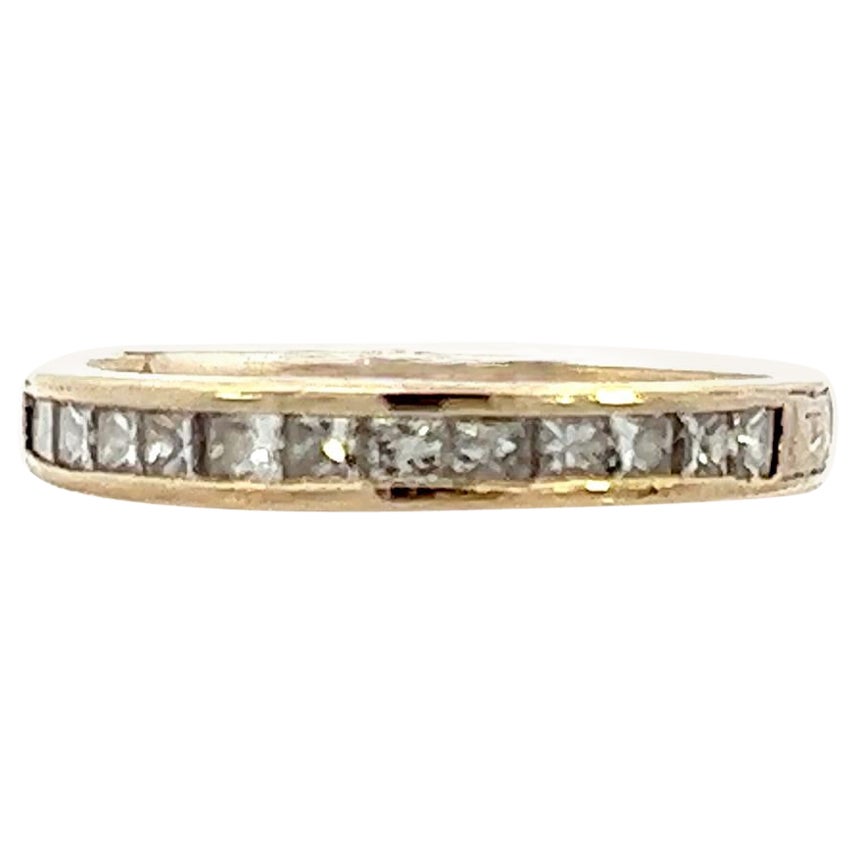 Contemporary 18K Weißgold Handgraviertes Diamantband im Prinzessinnenschliff  im Angebot