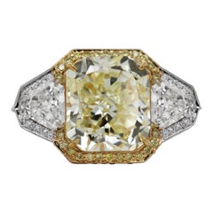 Anillo de compromiso de 3 piedras con diamantes de corte radiante amarillo fantasía de 7,17 quilates GIA VS1
