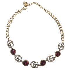 Gucci "GG" Logo in Kristallen mit baumelndem rotem facettiertem Kristall Halskette