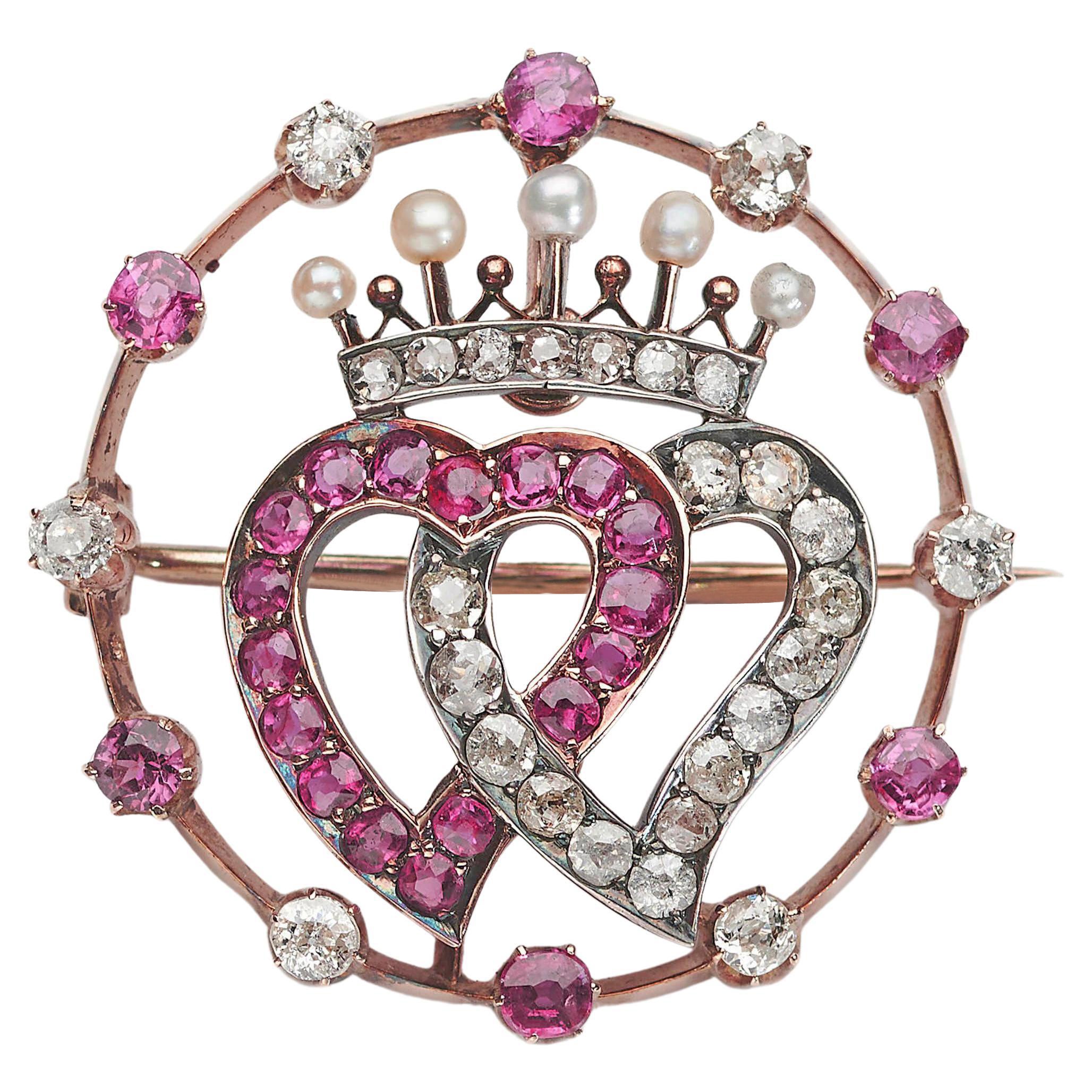 Broche ancienne Luckenbooth Heart Crown en rubis, diamants et perles, c. 1910 en vente