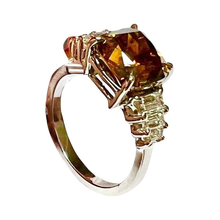 Diamant-Ring in Orange mit 4,02 Karat Diamant im Kissenschliff und 6 Diamanten mit Zertifikat! NEU im Angebot