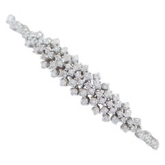 Bracelet moderne en or blanc 18 carats et diamants.