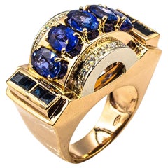 Bague cocktail de style Art déco fabriquée à la main en or jaune avec diamant blanc, saphir bleu et saphir