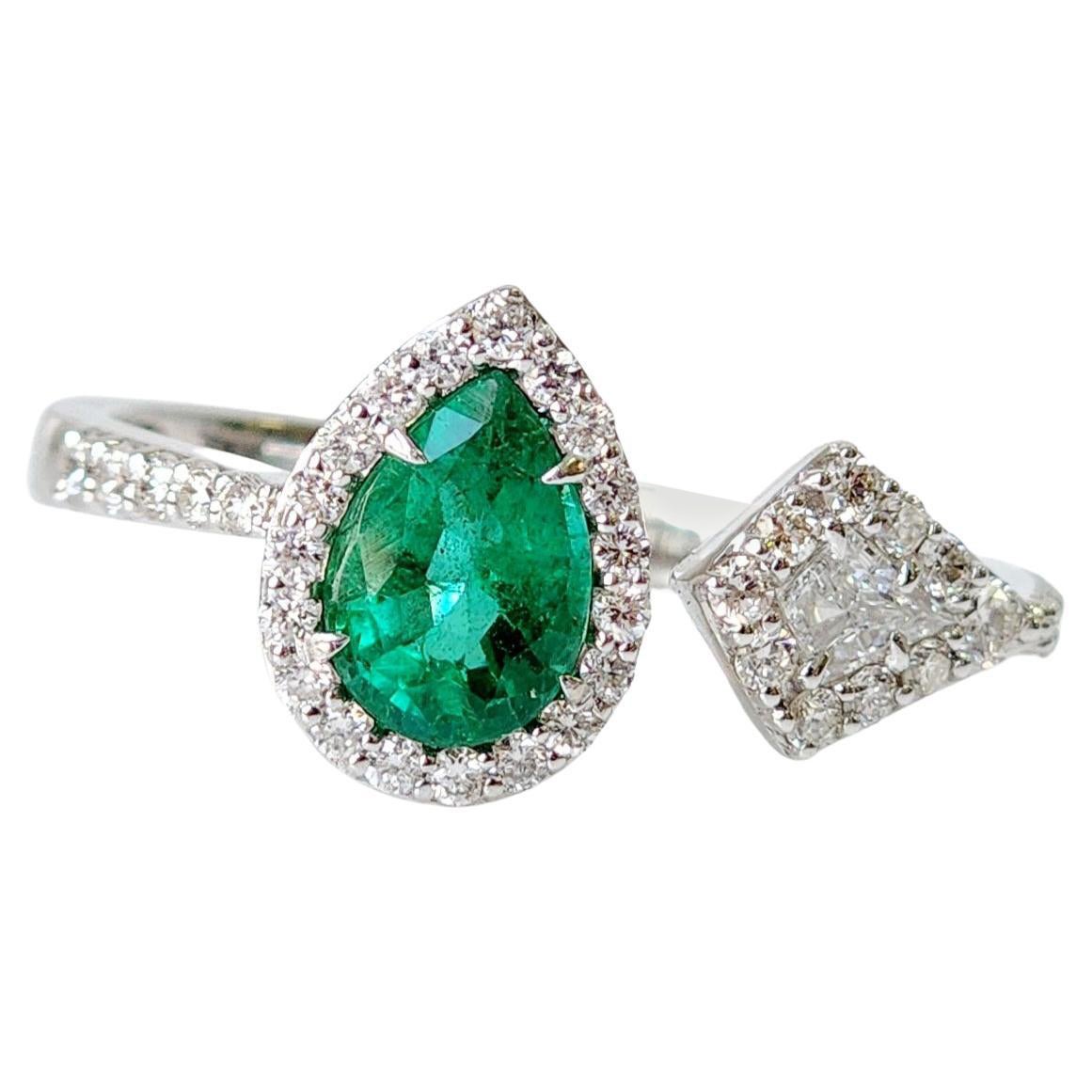 Exquisite Toi Et Moi Emerald and Kite Shaped Diamond Ring For Sale