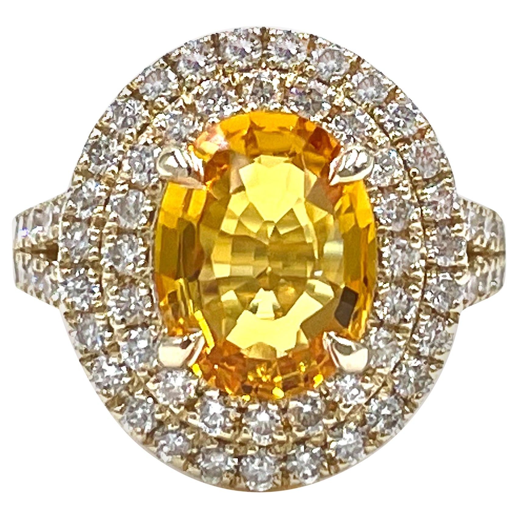 Bague double halo en or jaune 14 carats avec diamants et saphir jaune en vente