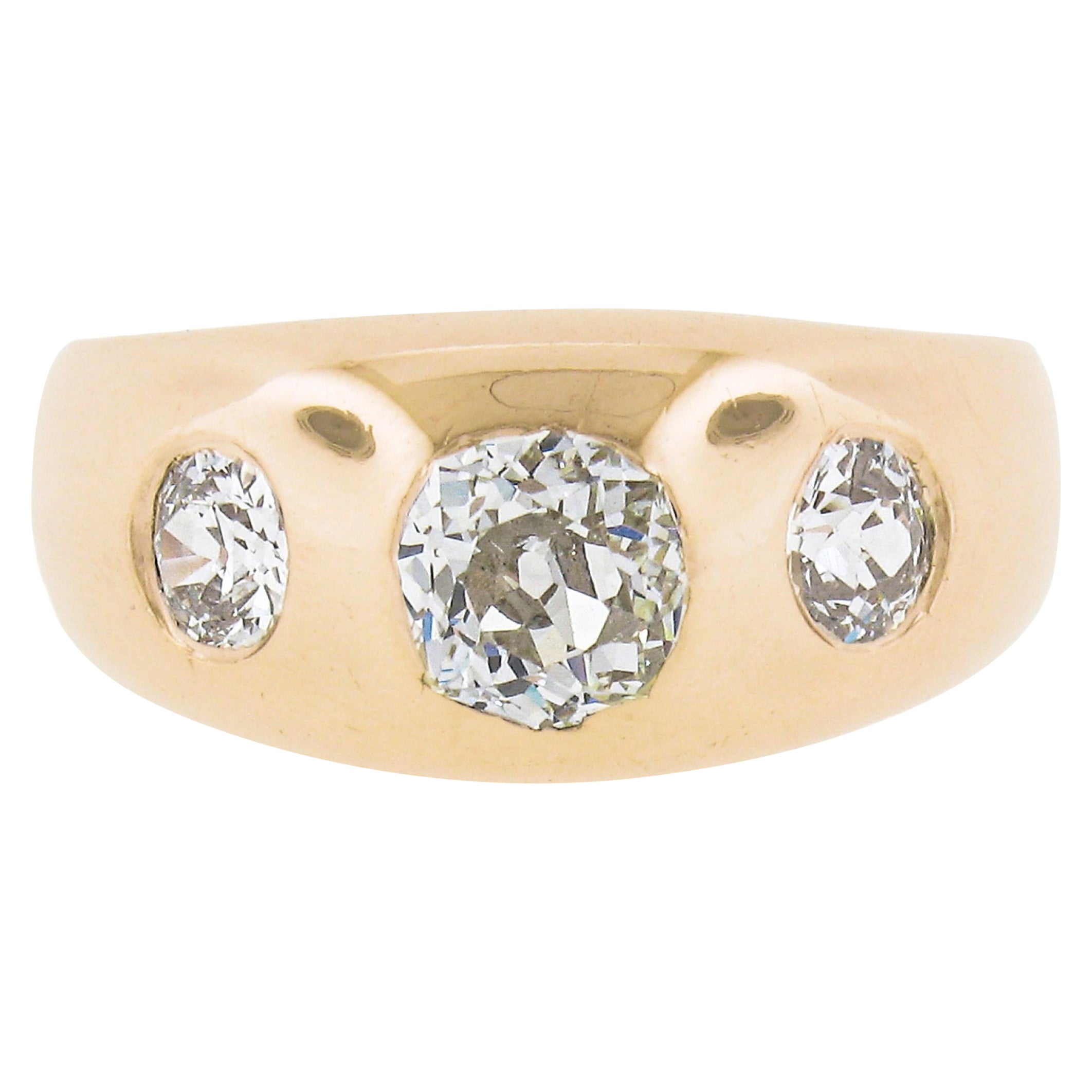 Antiquité victorienne en or 14K 0.82ct Old Cut Mine Diamond 3 Stone Gypsy Ring en vente