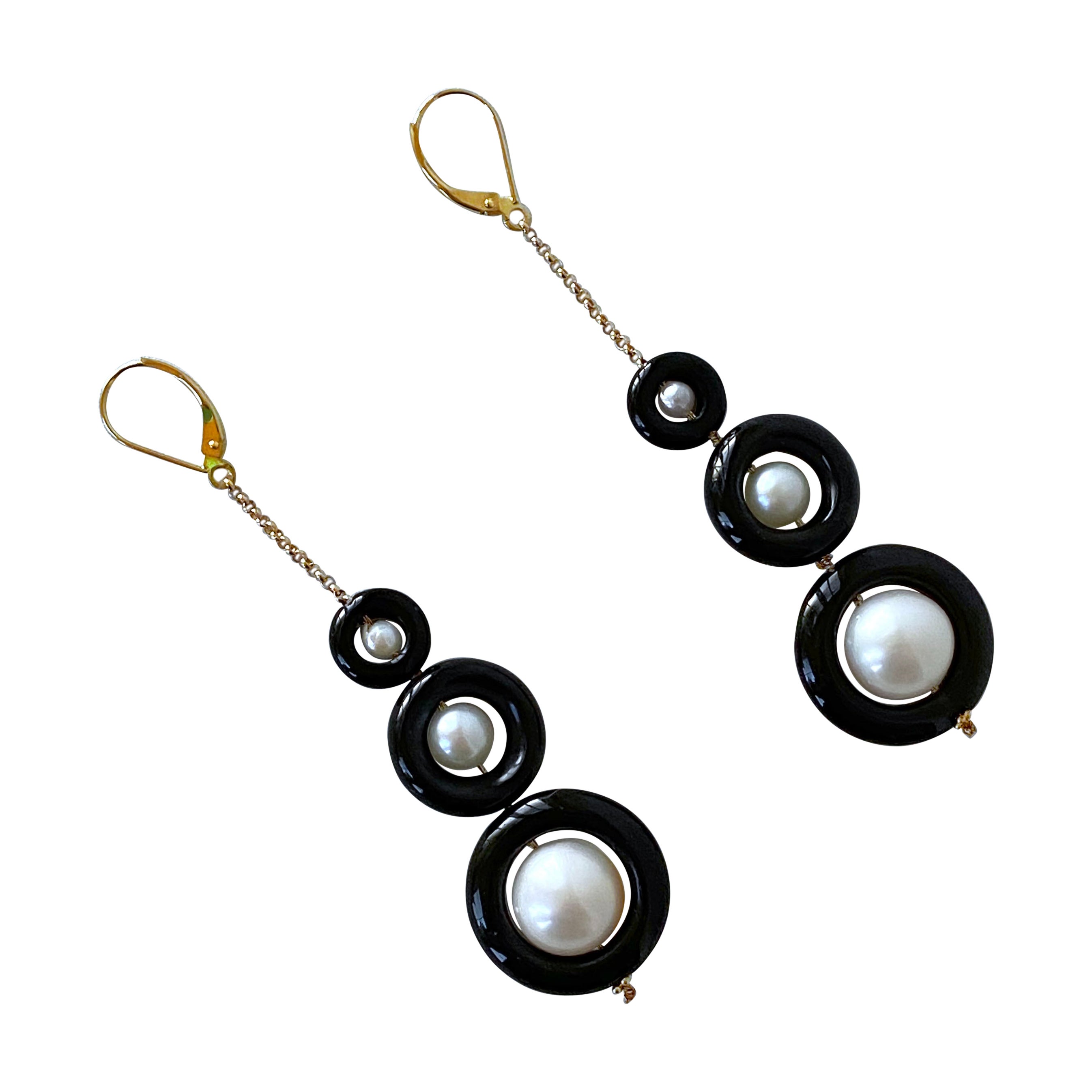 Boucles d'oreilles graduées en or jaune 14k massif, onyx noir et perles de 3 rangs de Marina J. en vente