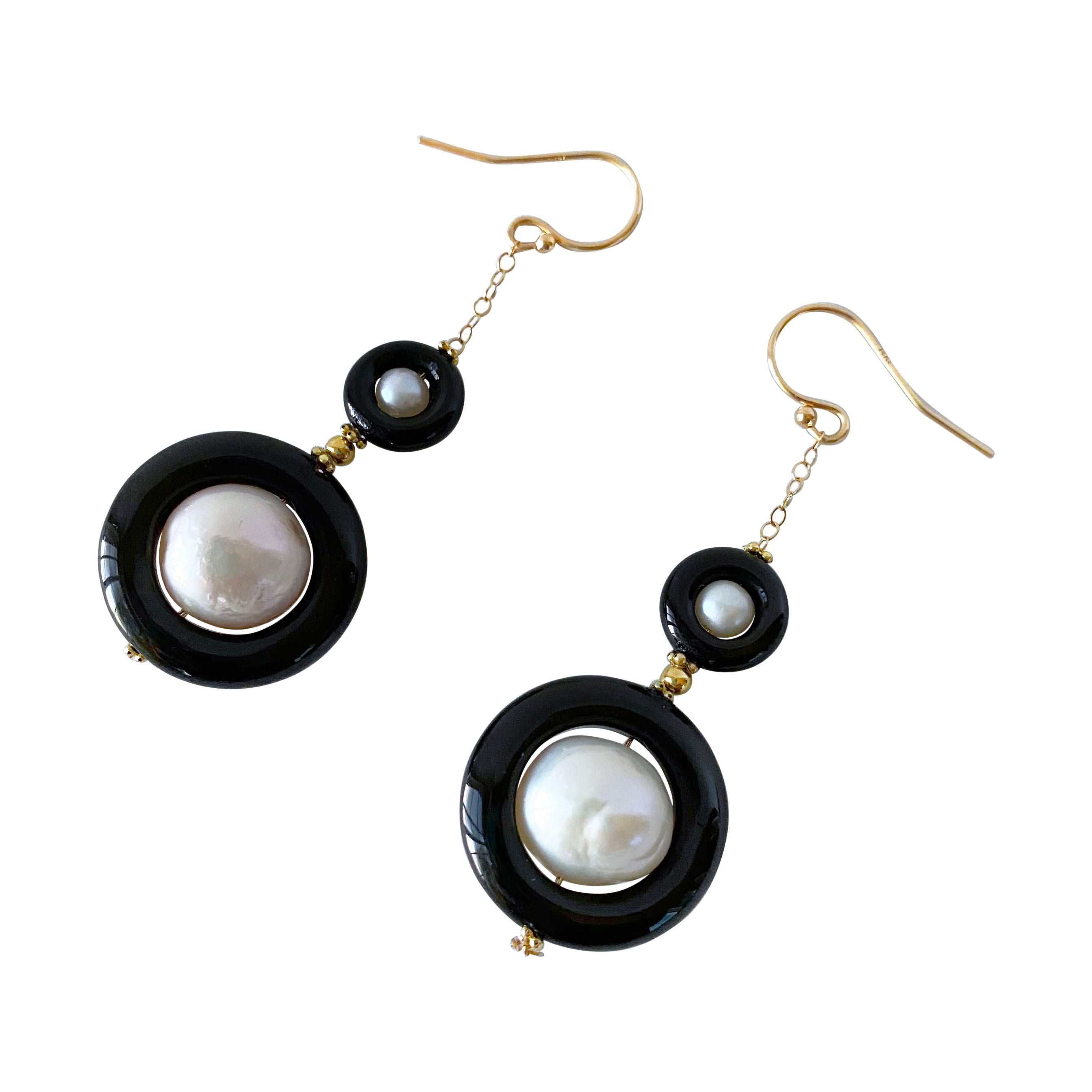 Boucles d'oreilles en or jaune 14k, onyx noir et perles de 2 rangs de Marina J. 