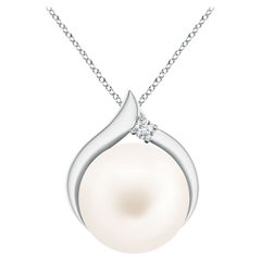 Colgante solitario de perla cultivada de agua dulce con diamante en oro blanco de 14 quilates