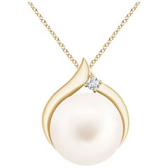 Colgante Solitario de Perla Cultivada de Agua Dulce con Diamante en Oro Amarillo de 14K