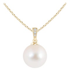 Colgante solitario de perla cultivada de agua dulce con diamantes en oro amarillo de 14 quilates