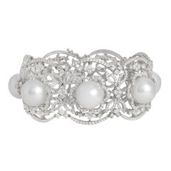 Diana M. Bracelet mode en or blanc 18 carats, diamants et perles, orné de 13,5 