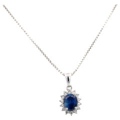 Collier pendentif Classic de 1,20 carat de saphirs bleus de taille ovale et de diamants en halo 18KW 