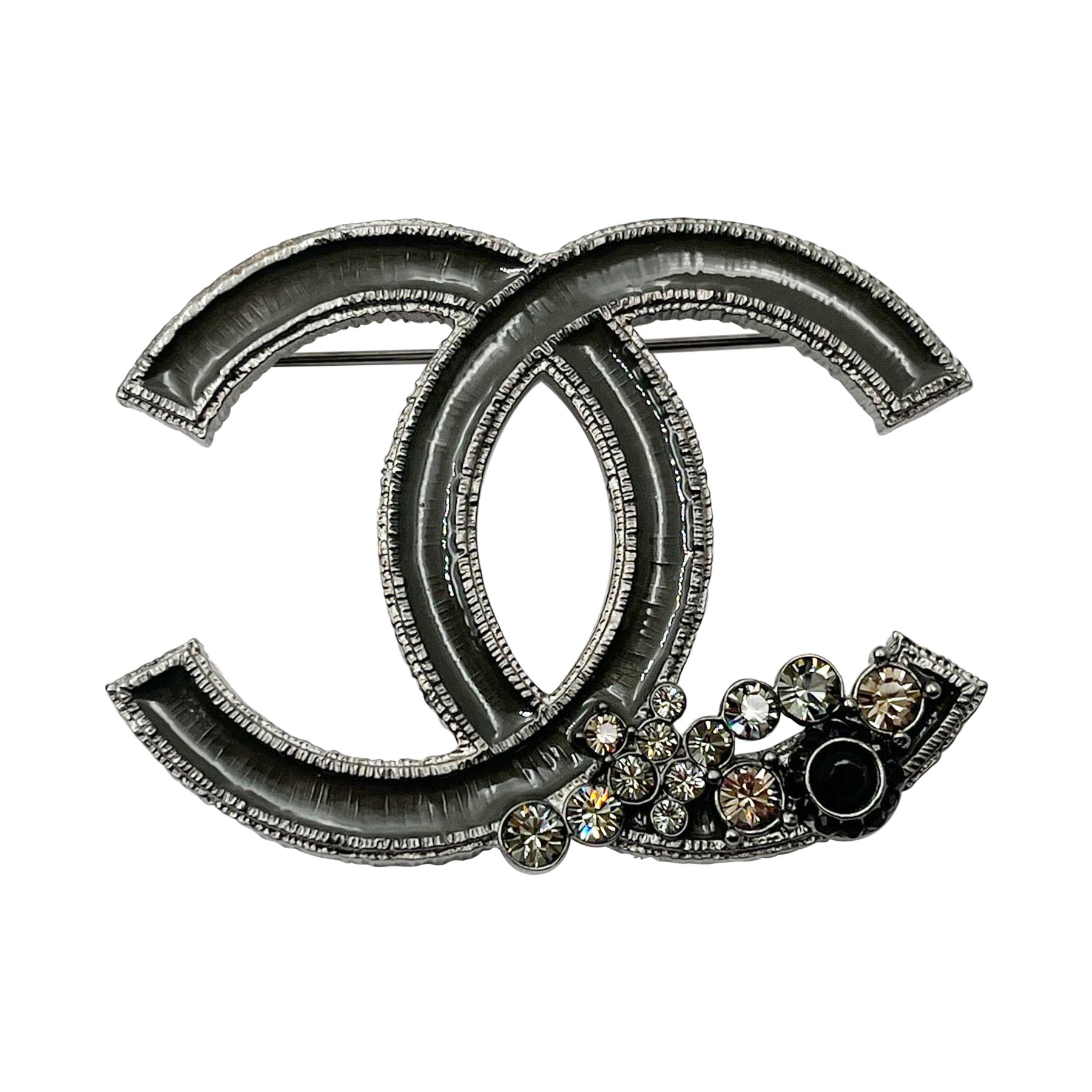 Chanel Grau Emaille CC Eck Kristalle Große Brosche im Angebot