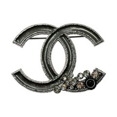 Chanel Grau Emaille CC Eck Kristalle Große Brosche