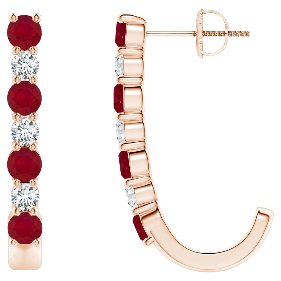 ANGARA Pendientes de aro en J de oro rosa de 14 quilates con rubí natural de 1,20 ct y diamantes en venta