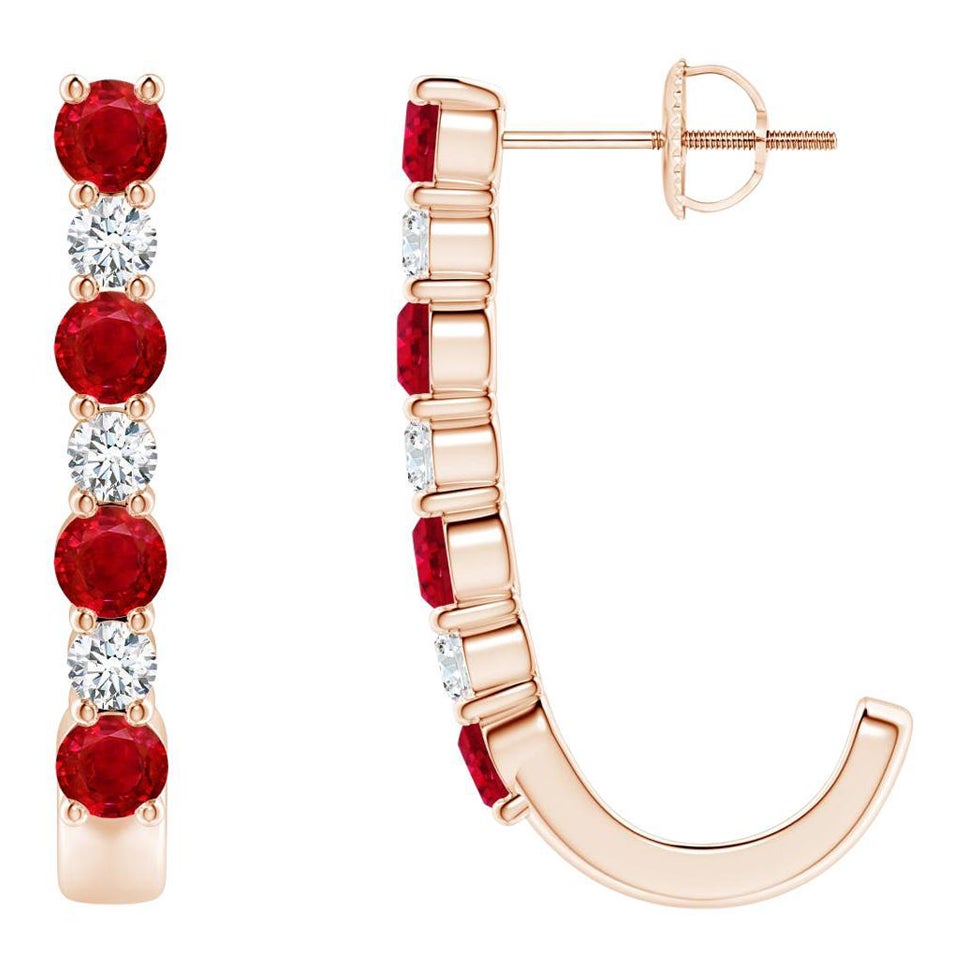 ANGARA Pendientes de aro en J de oro rosa de 14 quilates con rubí natural de 1,20 ct y diamantes
