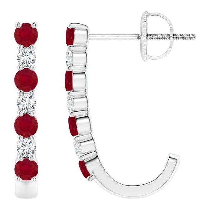 ANGARA Pendientes de aro en J de oro blanco de 14 quilates con rubí natural de 0,40 ct y diamantes