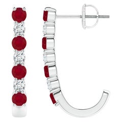 ANGARA Pendientes de aro en J de oro blanco de 14 quilates con rubí natural de 0,72 ct y diamantes