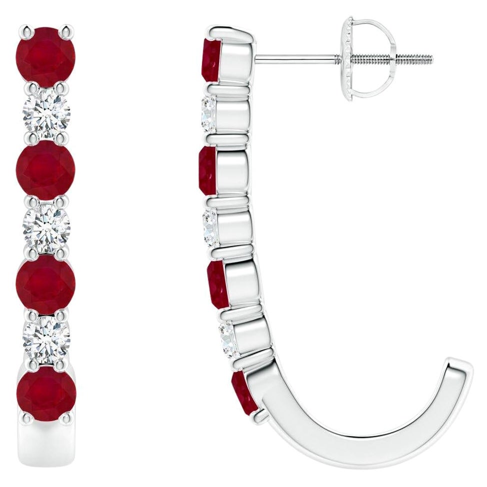 ANGARA Pendientes de aro en J de oro blanco de 14 quilates con rubí natural de 1,20 ct y diamantes