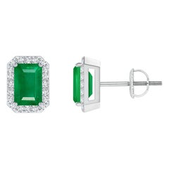Natürliche Smaragd-Ohrstecker mit Diamant-Halo aus 14 Karat Weißgold (6x4 mm)