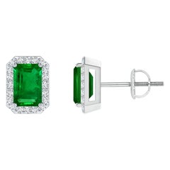 Natürliche Smaragd-Ohrstecker mit Diamant-Halo aus 14 Karat Weißgold (6x4 mm)