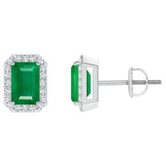 Natürliche Smaragd-Ohrstecker mit Diamant-Halo aus Platin (6x4 mm)