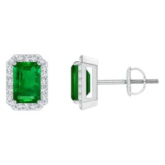 Clous d'oreilles émeraude naturelle avec halo de diamants en platine (6x4 mm)