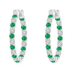 Orecchini a cerchio con smeraldo naturale e diamante Inside Out in oro bianco 14K (1,5 mm)