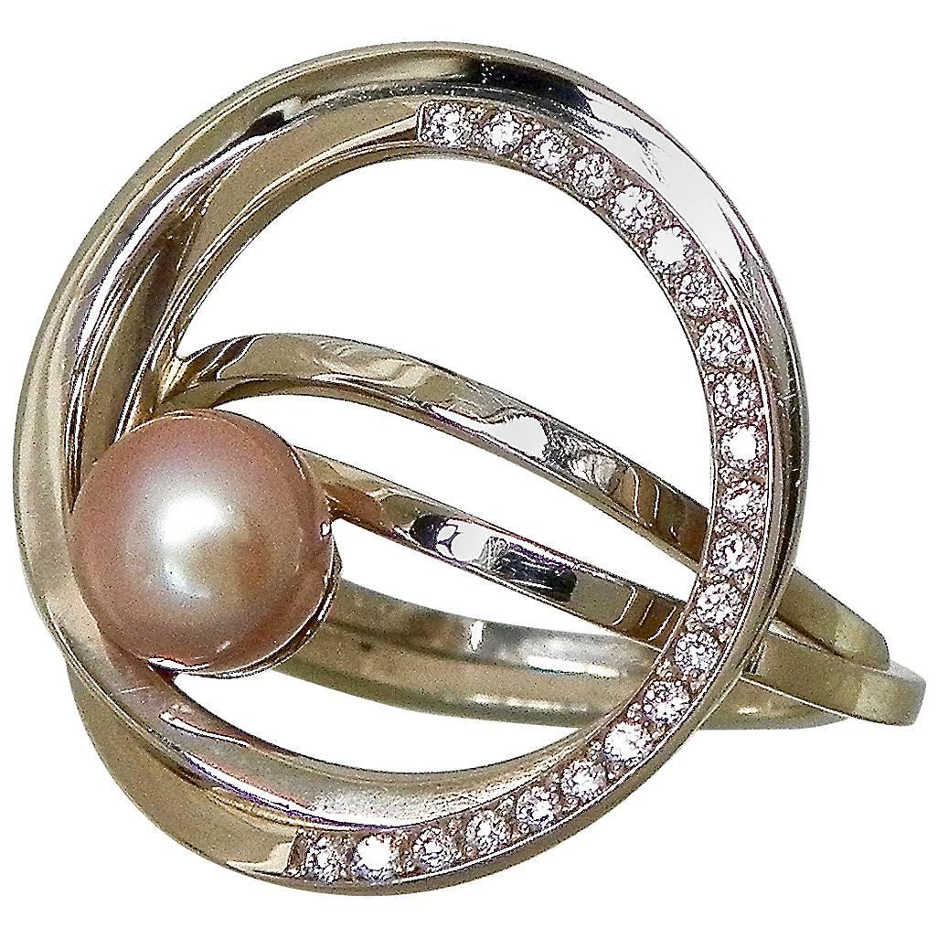 Charming Diamond Pink Pearl Gold Cocktail Ring For Sale