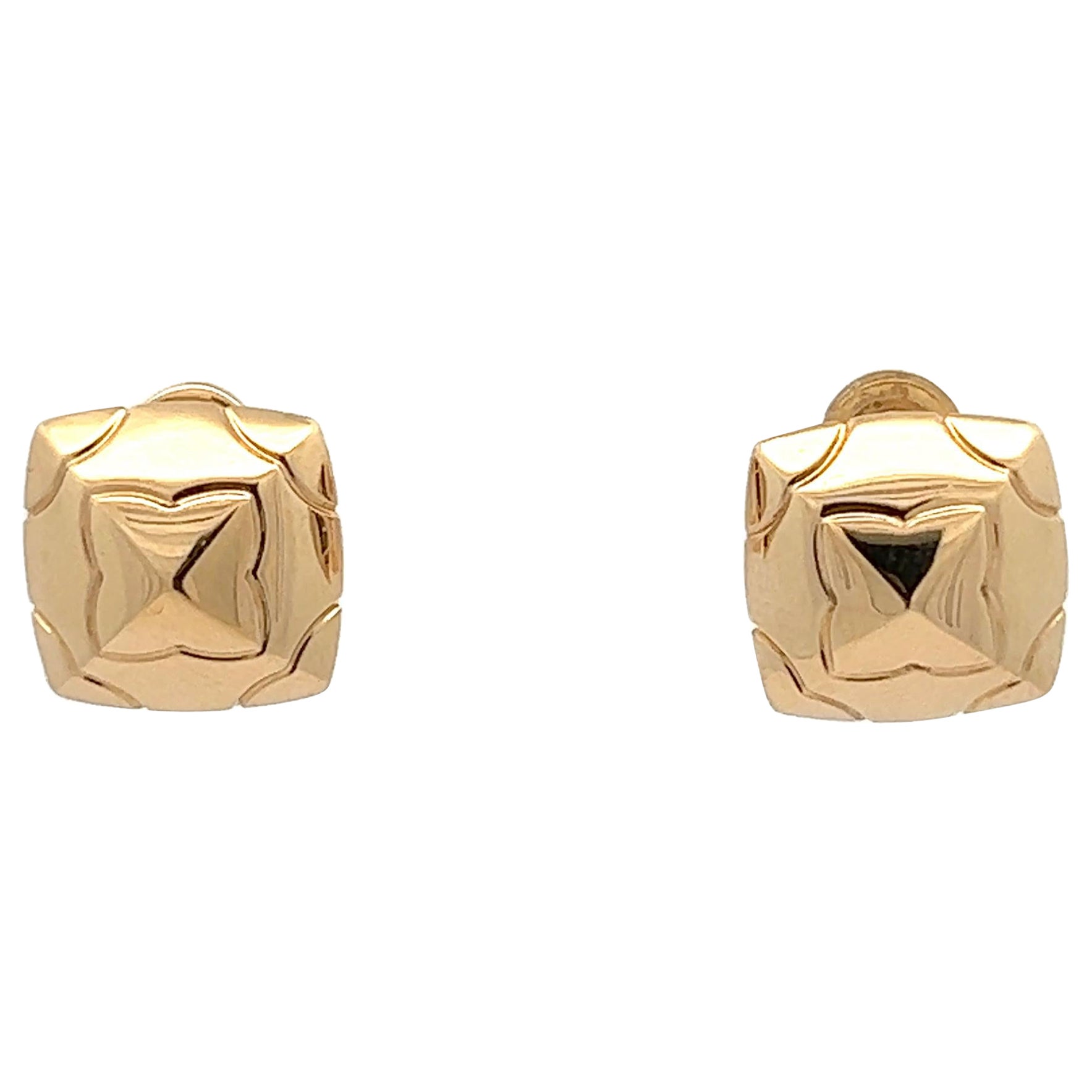 Une paire de clips d'oreille "Pyramid" en or jaune 18 carats de Bulgari. en vente