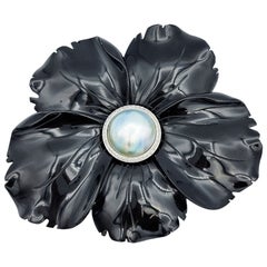 Große geschnitzte Onyx-Blumenbrosche mit Mabe-Perlen und Diamant-Halo aus 18 Karat Gold