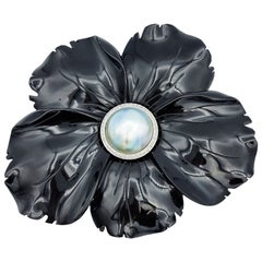 Broche fleur sculptée en or 18 carats avec mabé perle et halo de diamants