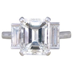 Anello a tre pietre con smeraldo e taglio a baguette di 2,57 cm in platino