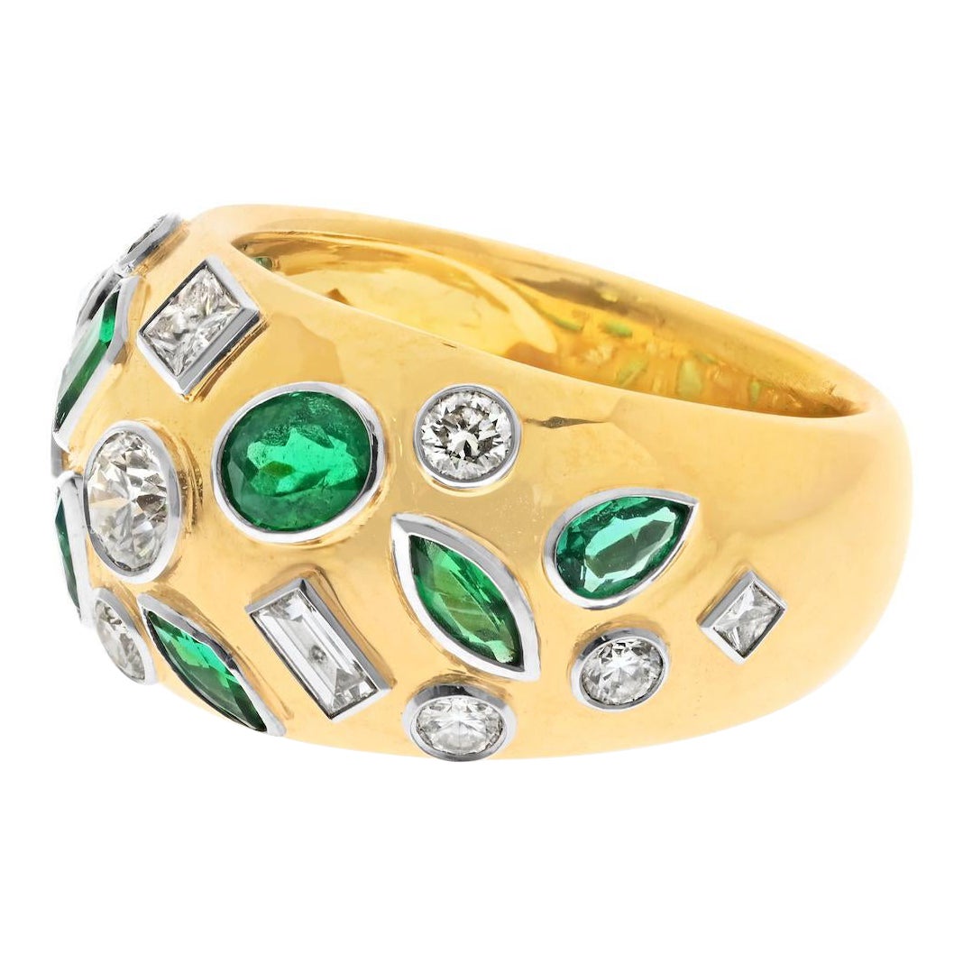 18K Yellow Gold Mixed Cut Diamonds And Green Emerald Cocktail Ring For Sale