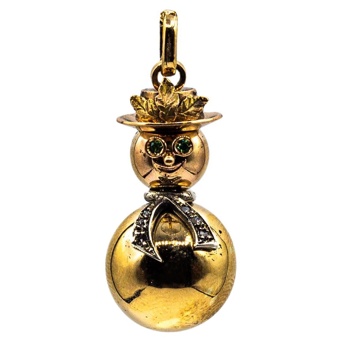 Collier pendentif Snowman en or jaune avec diamants blancs et émeraudes, fabriqué à la main en vente