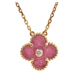 Van Cleef & Arpels Pendentif de vacances Alhambra vintage en rhodonite et diamants 2021