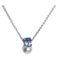 Mikimoto Pendentif et chaîne en or blanc 18 carats avec perle d'océan, diamants et saphirs